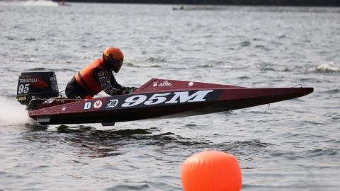 Red runabout racing